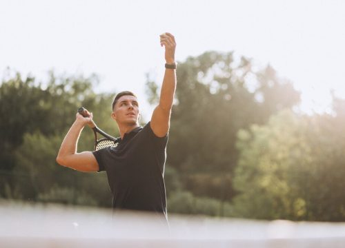 young-man-playing-tennis-court_1303-16315